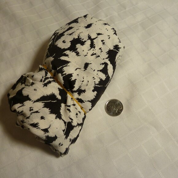 Fabric with white flower and fern patternon a black background - Picture 3 of 3